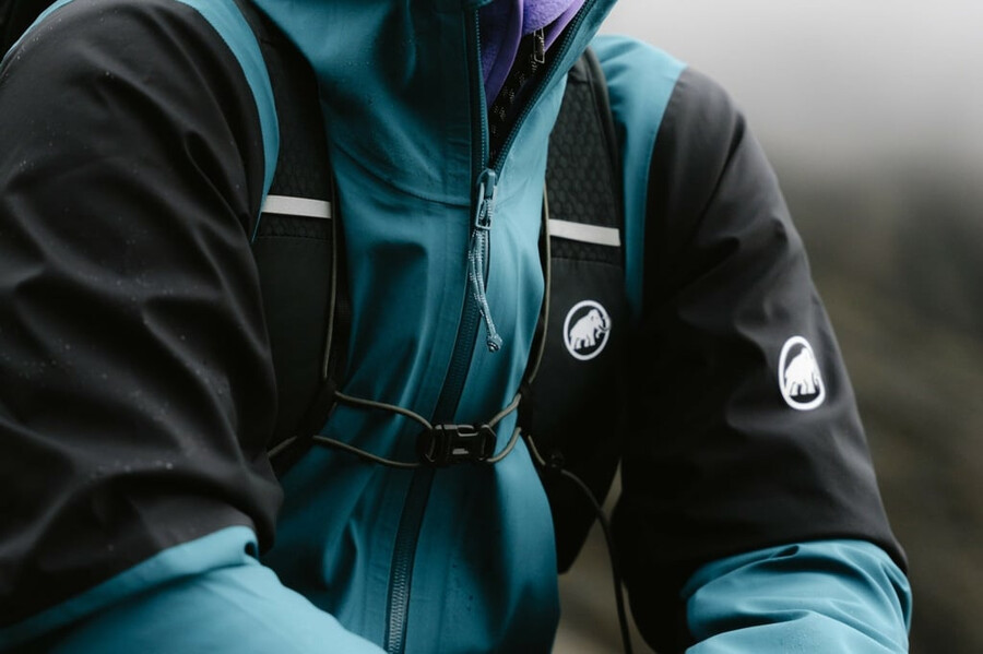 jaqueta com capuz linard guide hs masculina preta e verde-azulado escuro.
