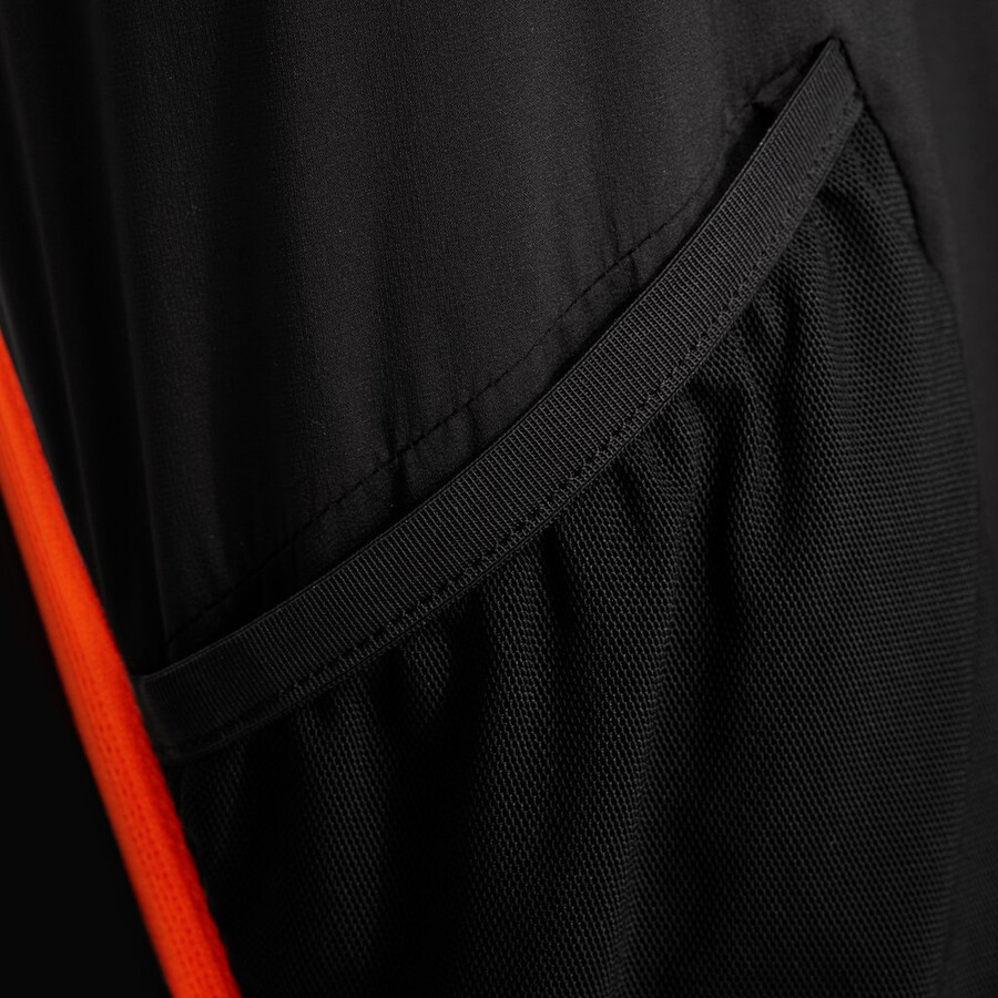 calça híbrida aenergy in para homem preta com laranja vibrante.