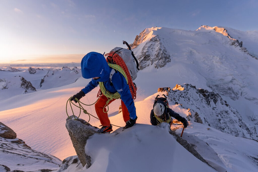 jaqueta com capuz eiger nordwand in flex air feminina preta