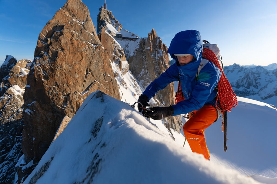 jaqueta com capuz eiger nordwand in flex air feminina preta