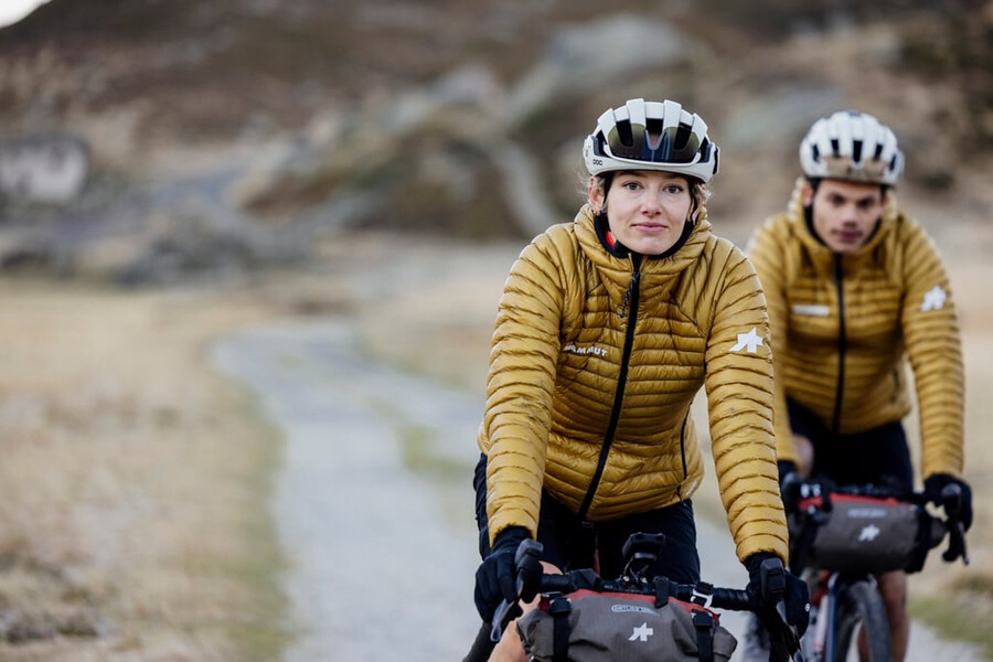 jaqueta com capuz assos x mammut aenergy in feminina natural-marrom-bege