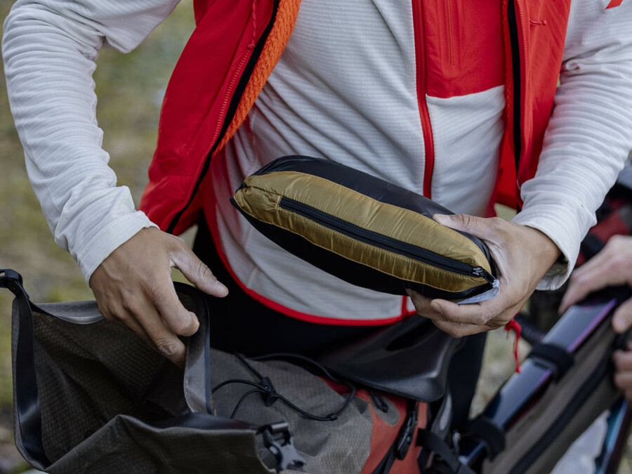 jaqueta com capuz assos x mammut aenergy in feminina natural-marrom-bege