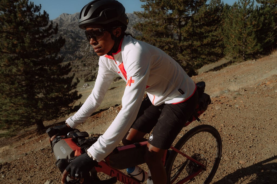 jaqueta feminina assos x mammut aenergy light ml branca e vermelha