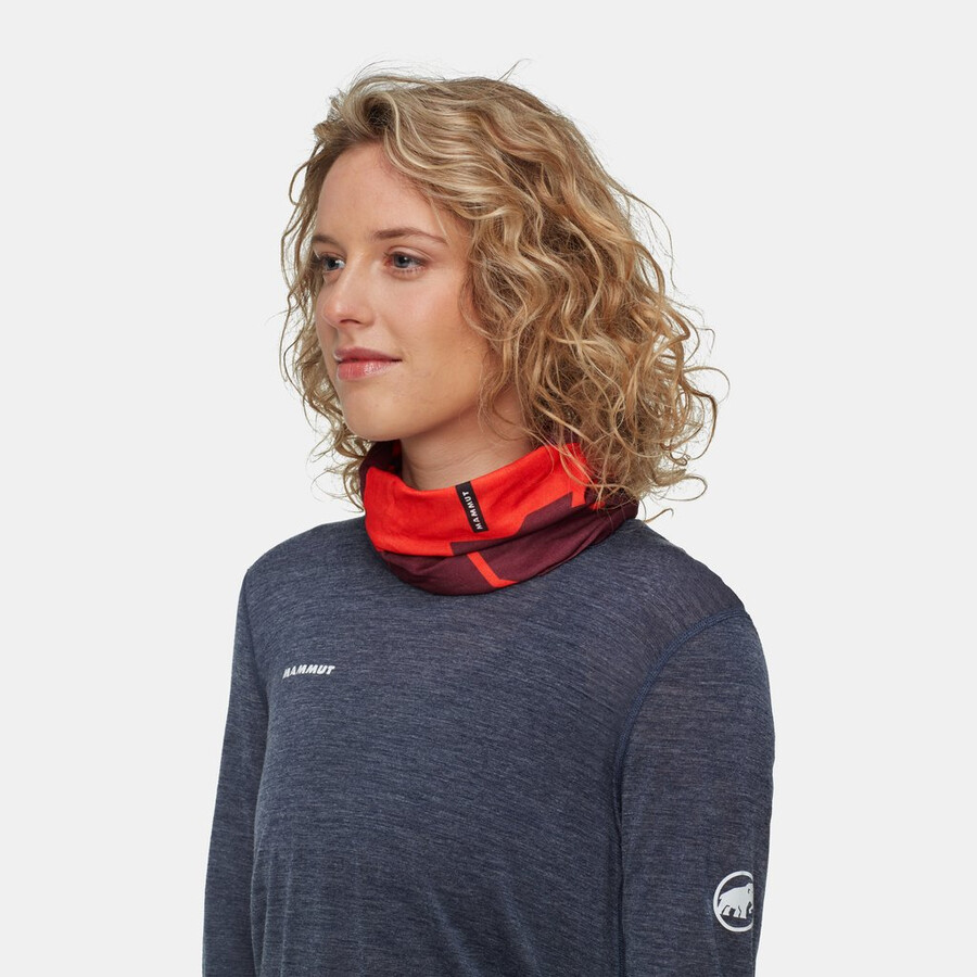 protetor de pescoço mammut com logotipo cor preta.