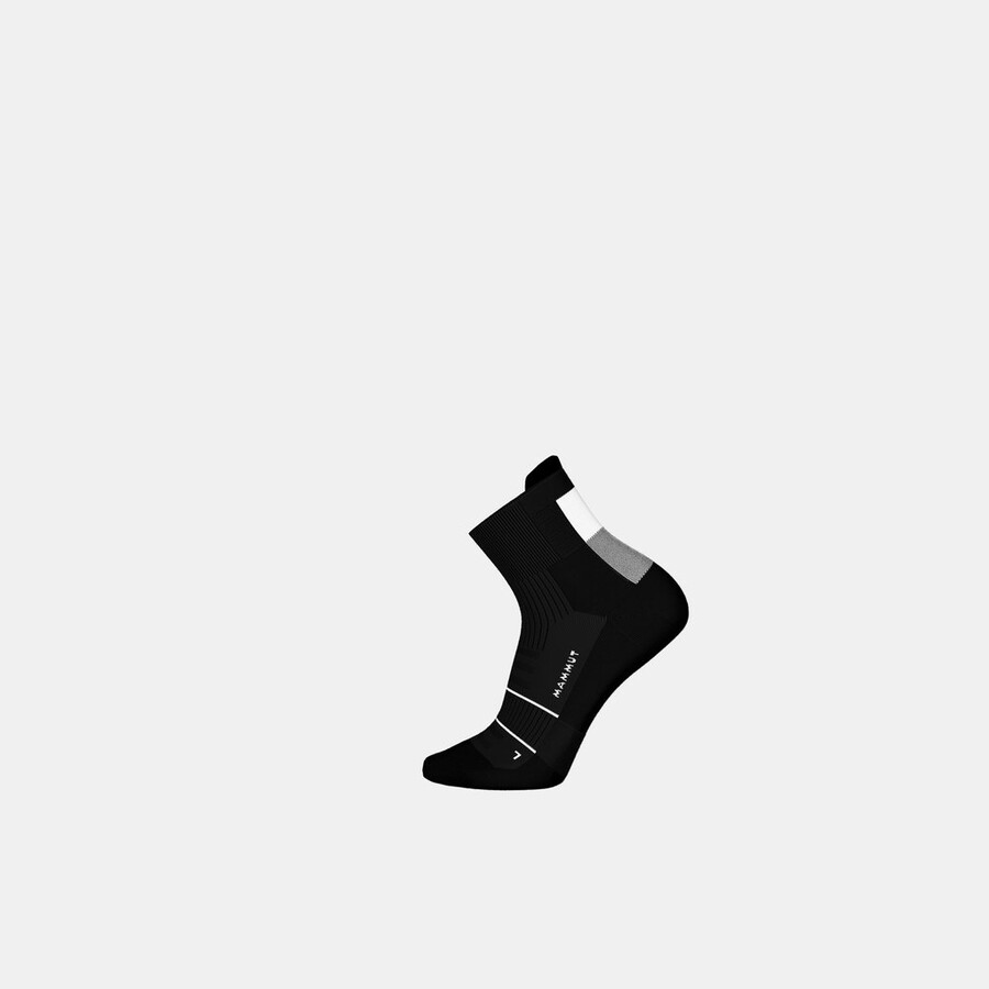 meias de cano curto leves em lã merino para corrida em trilha nas cores preto e branco.